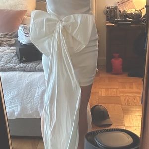 STRAPLESS WHITE BOW-BACK TRAIN MINI DRESS